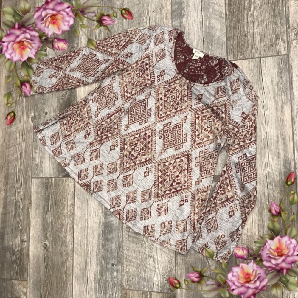 Geometrical print plus size light seater with lace details